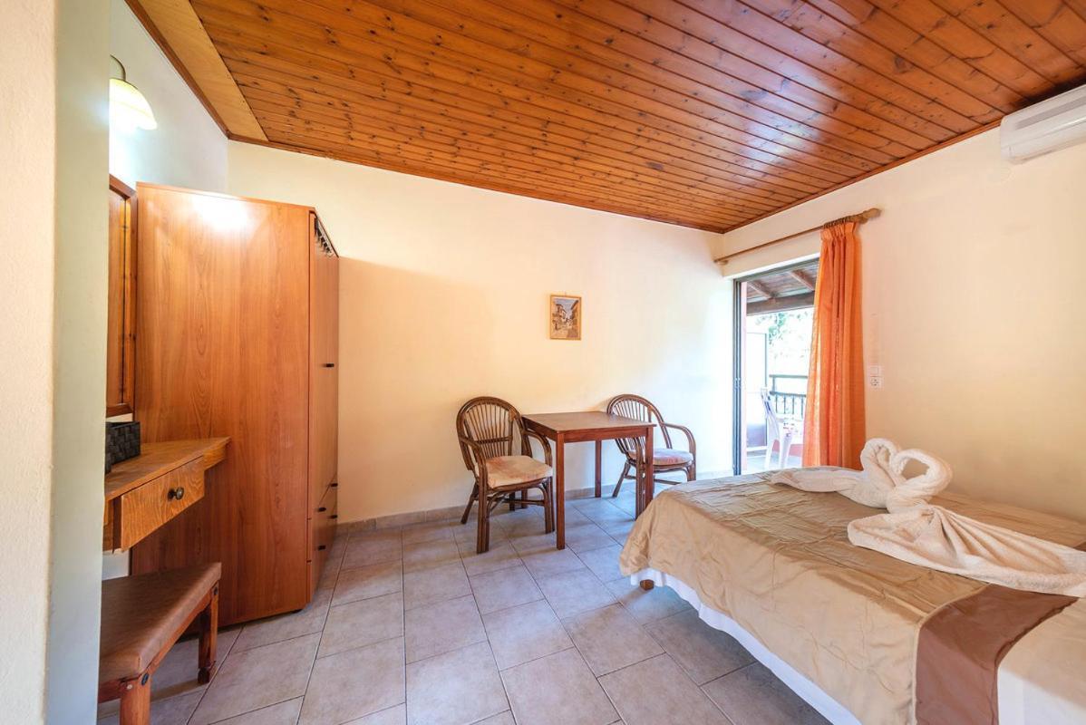 Mimosa Apartments With Pool Paleokasztríca Kültér fotó