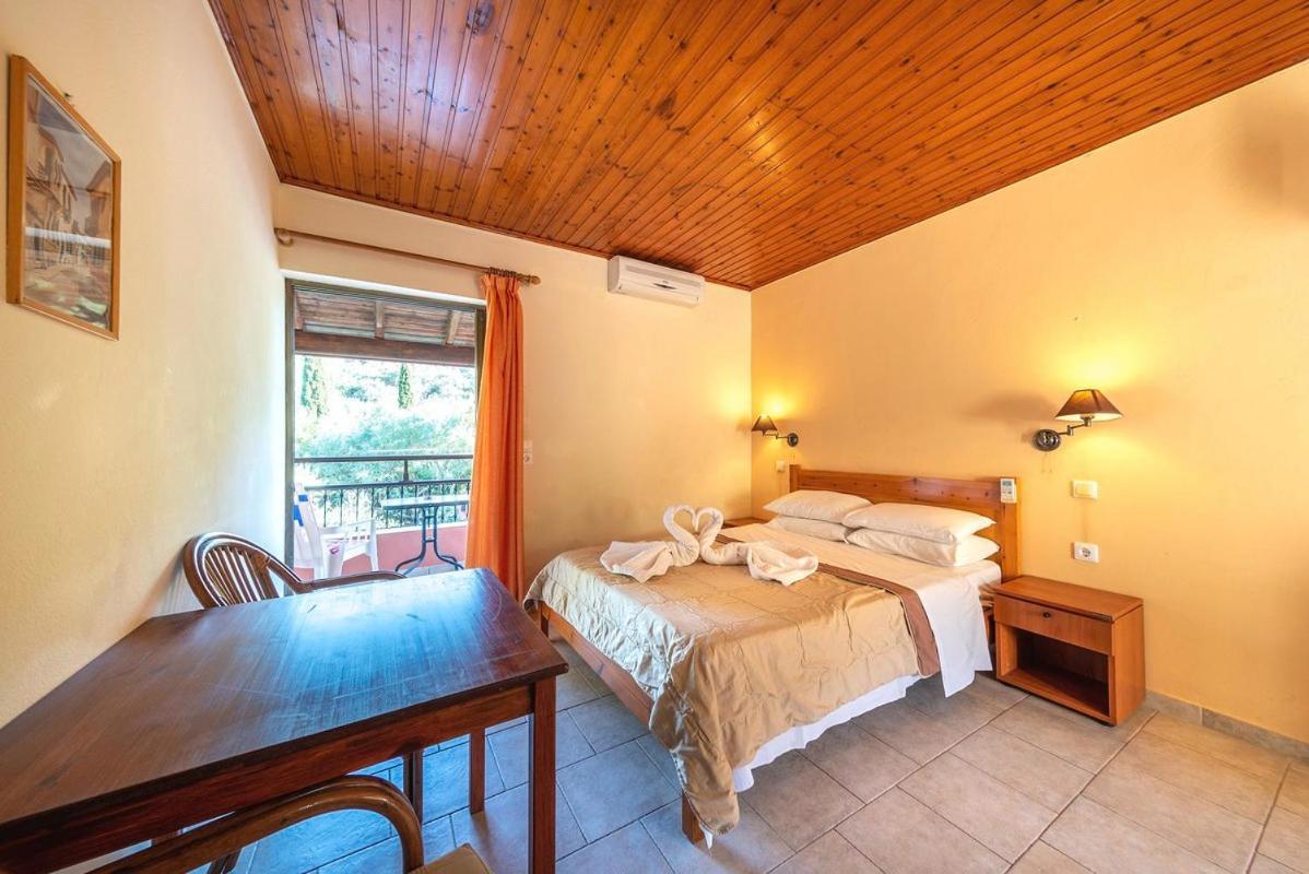 Mimosa Apartments With Pool Paleokasztríca Kültér fotó